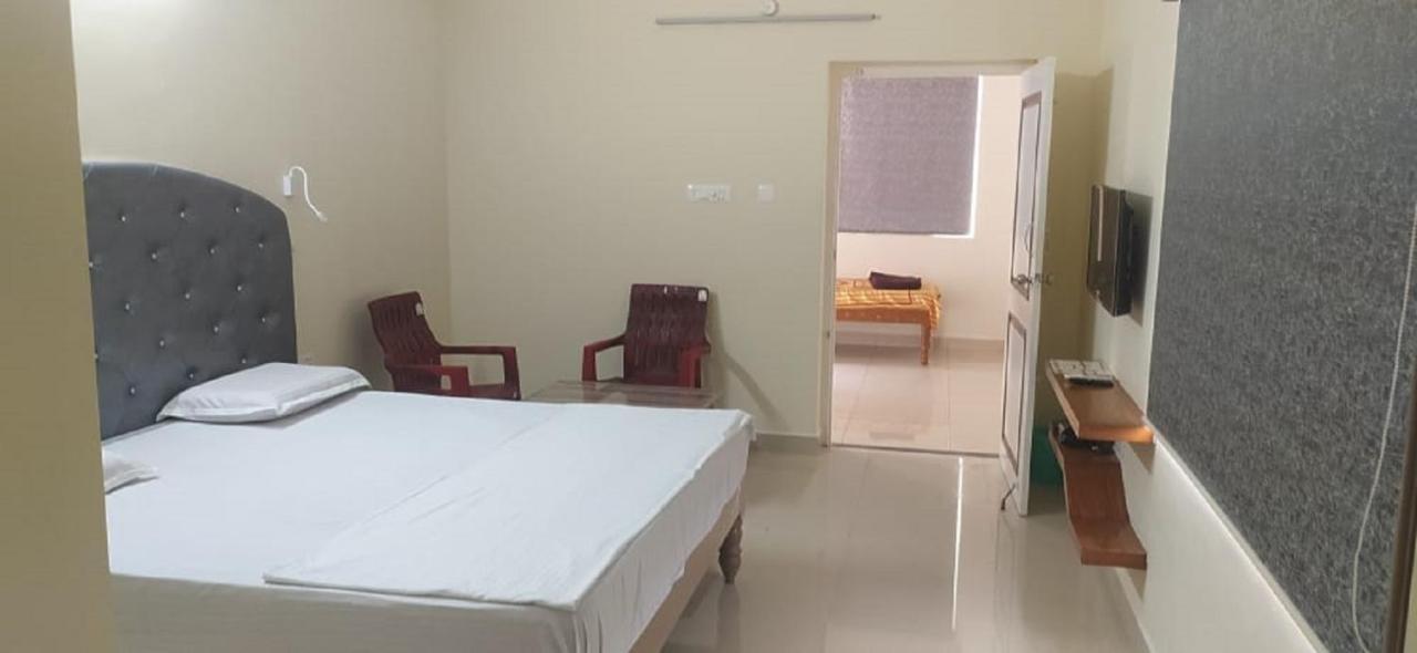 Srinivasa Hotel Tirupati Exterior foto