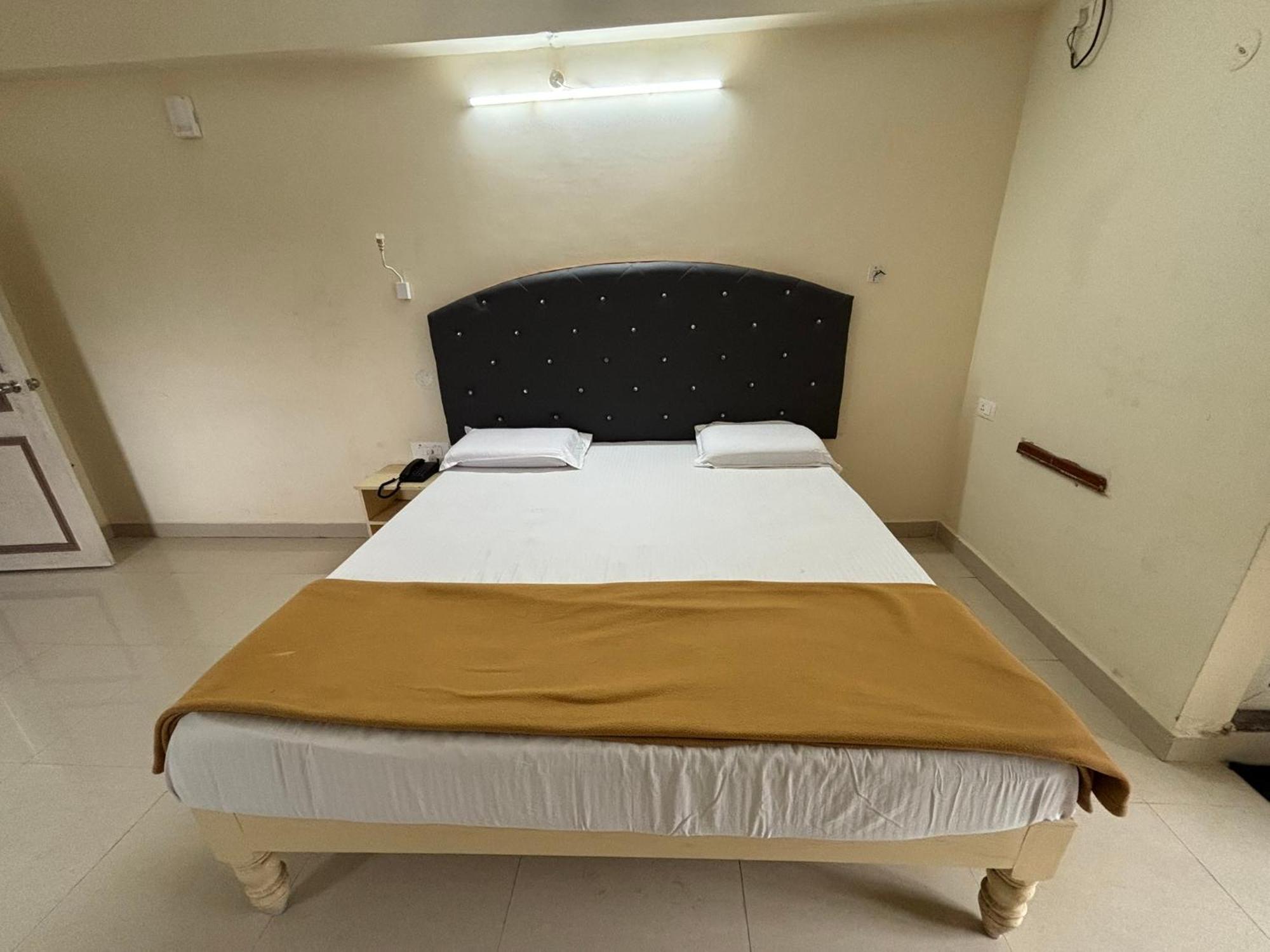 Srinivasa Hotel Tirupati Exterior foto