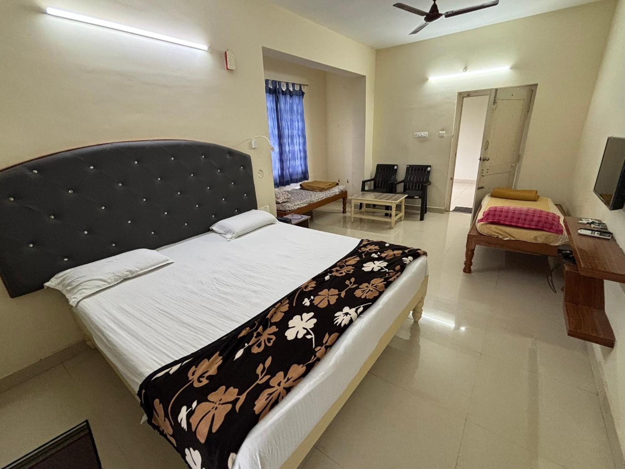 Srinivasa Hotel Tirupati Exterior foto