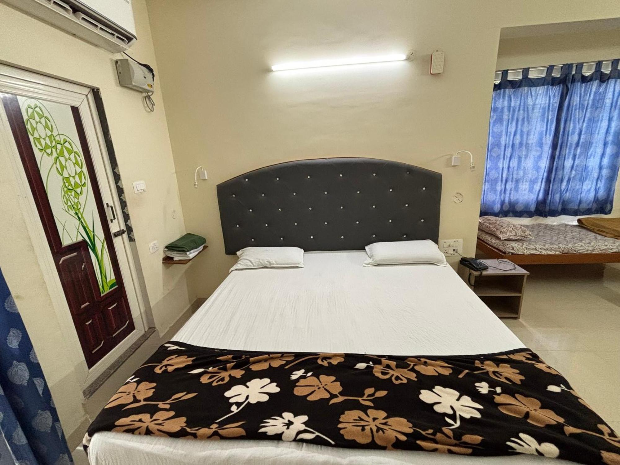 Srinivasa Hotel Tirupati Exterior foto
